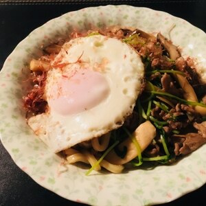 豆苗と豚肉の焼きうどん♪目玉焼きのせ！